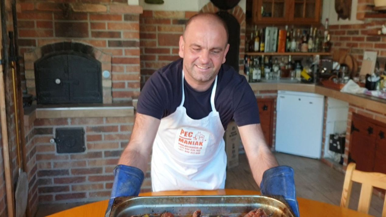 Domáce varenie z pece Pecmaniak v záhradnej kuchyni