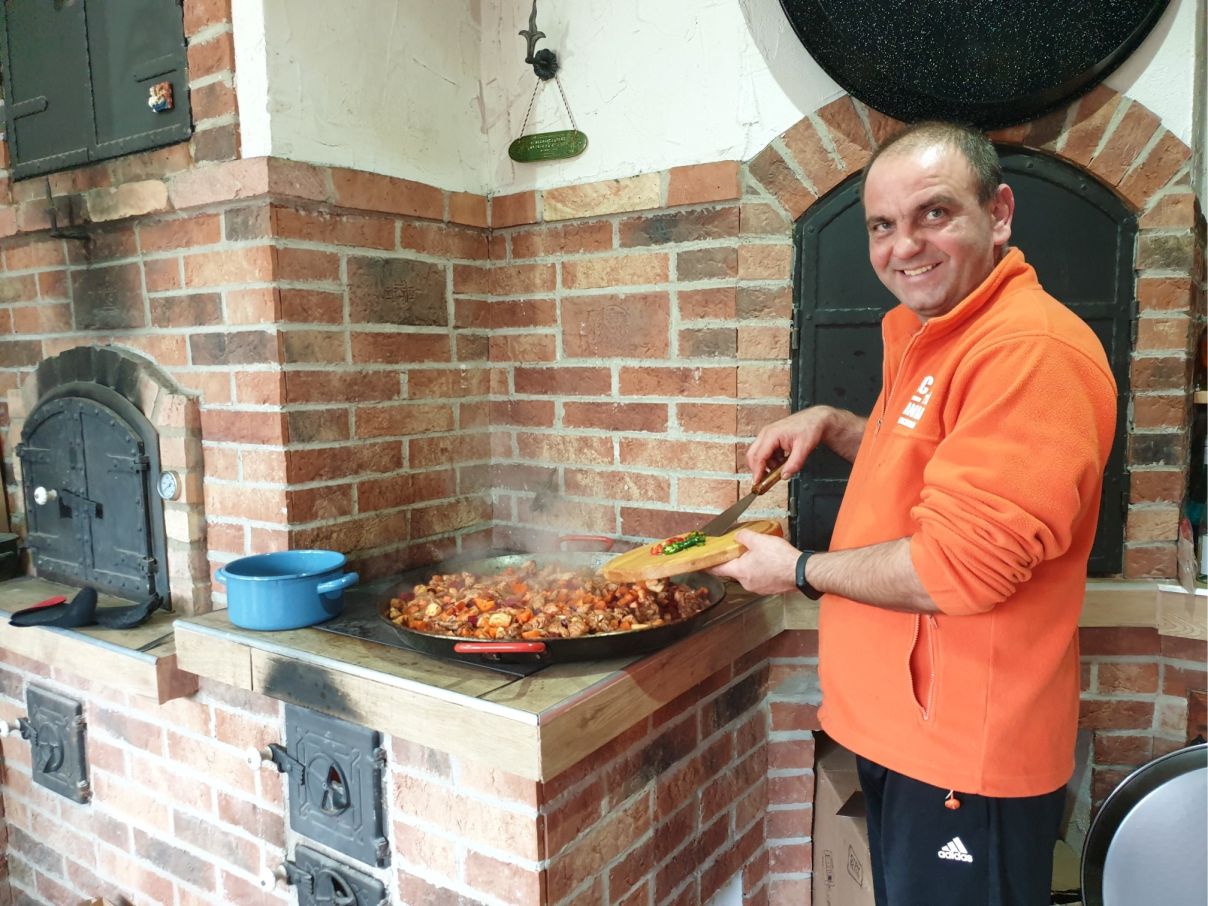 Varenie na veľkej panvici v záhradnej kuchyni Pecmaniak